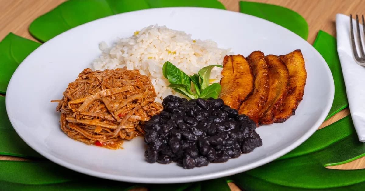 Plato de comida típica panameña con plátanos