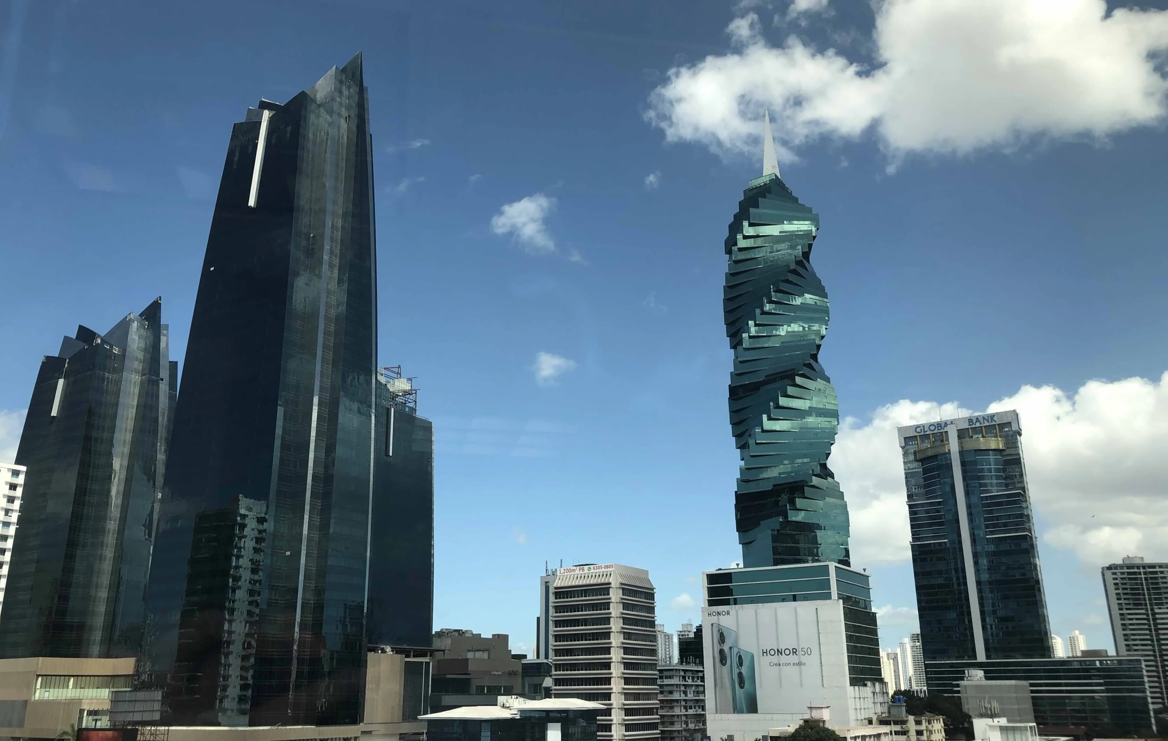 Mesa servida en un restaurante con vista al skyline de Ciudad de Panamá