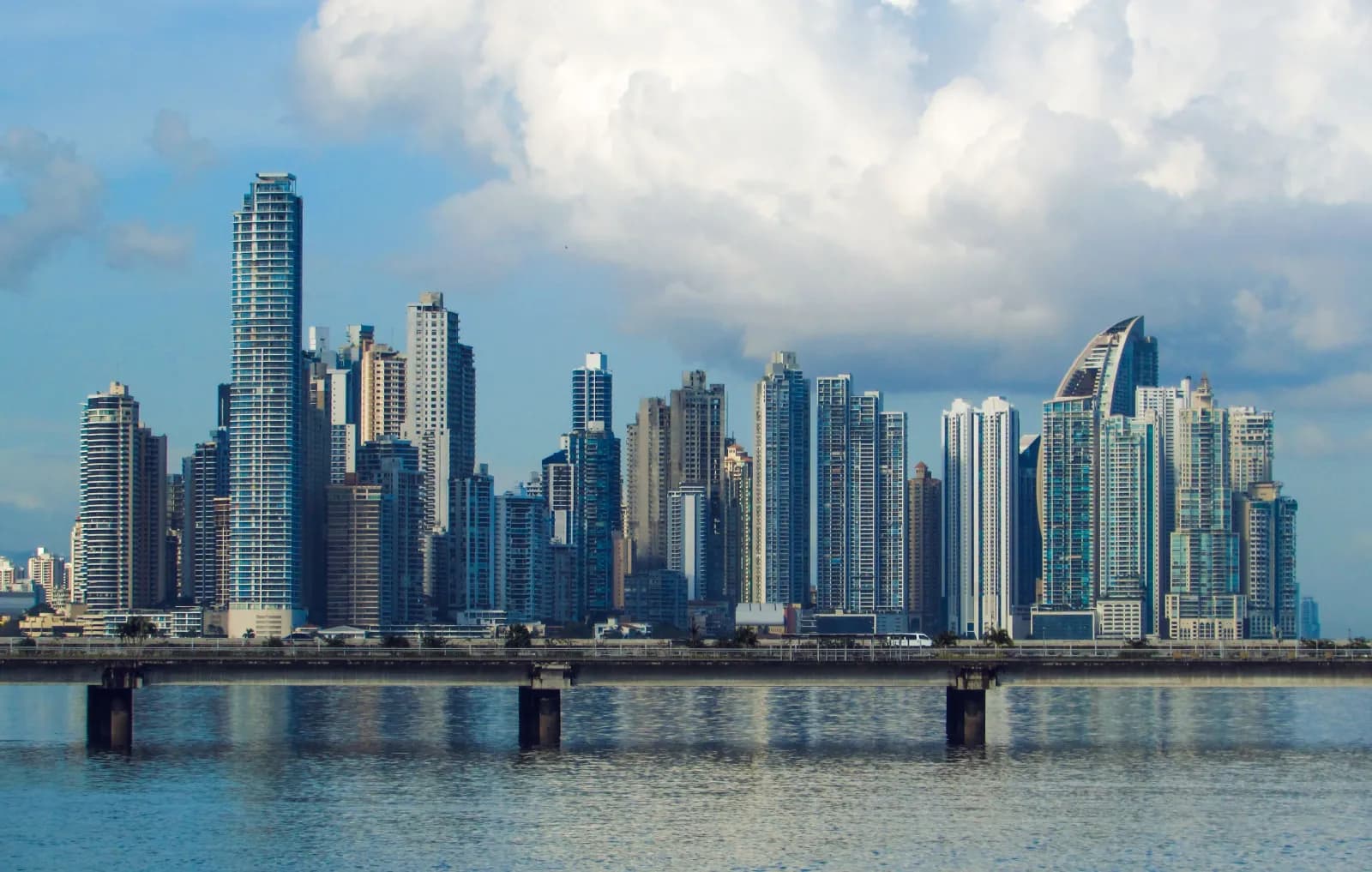 Skyline di Panama City con grattacieli sull'Oceano Pacifico