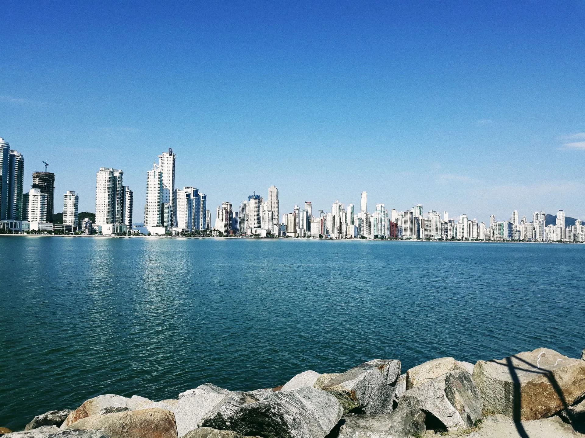 Vista de Panamá desde una terraza al atardecer