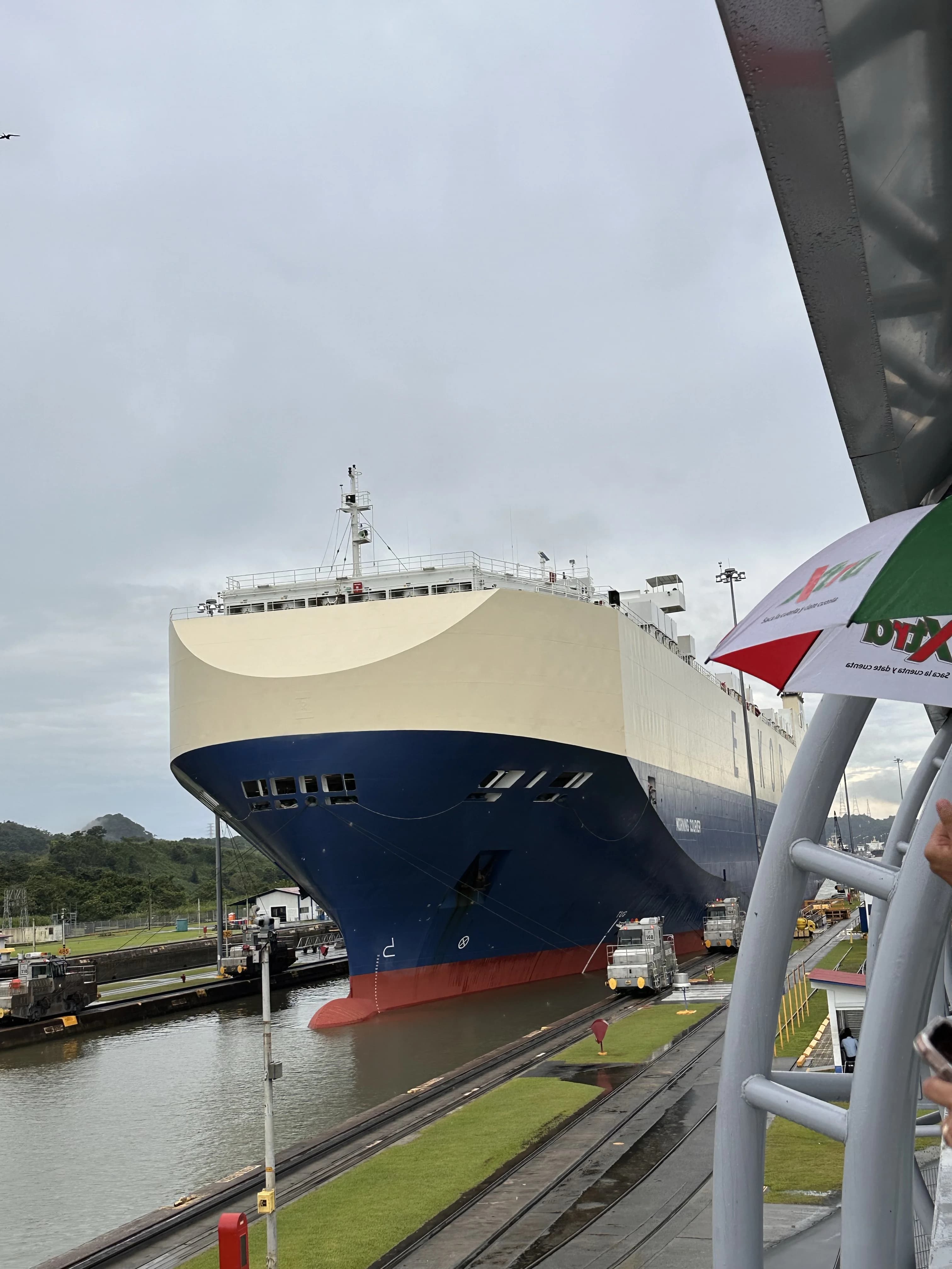 Nave cargo in transito nelle chiuse del Canale di Panama