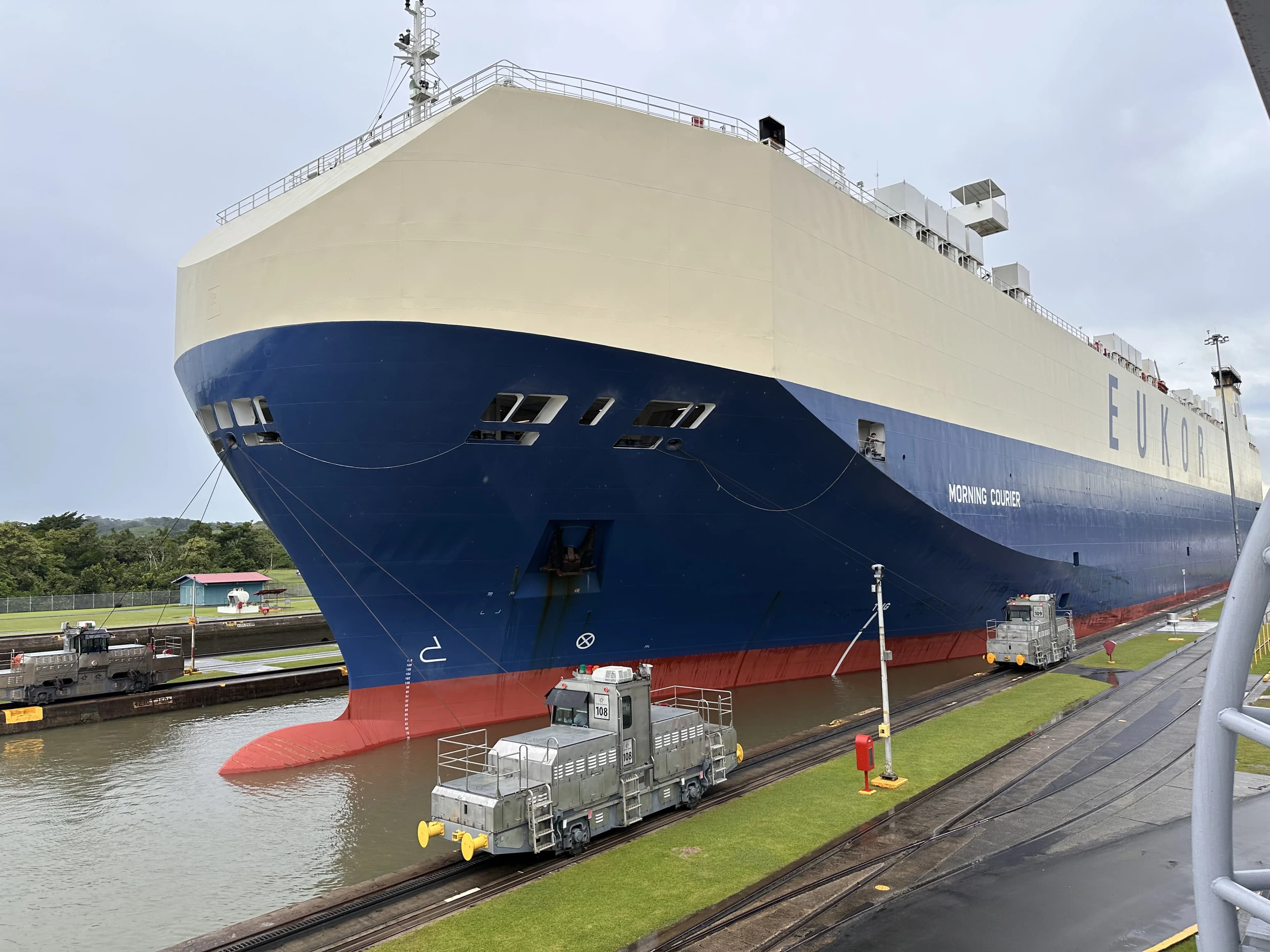 Vista panorámica de las esclusas del Canal de Panamá con un buque portacontenedores transitando