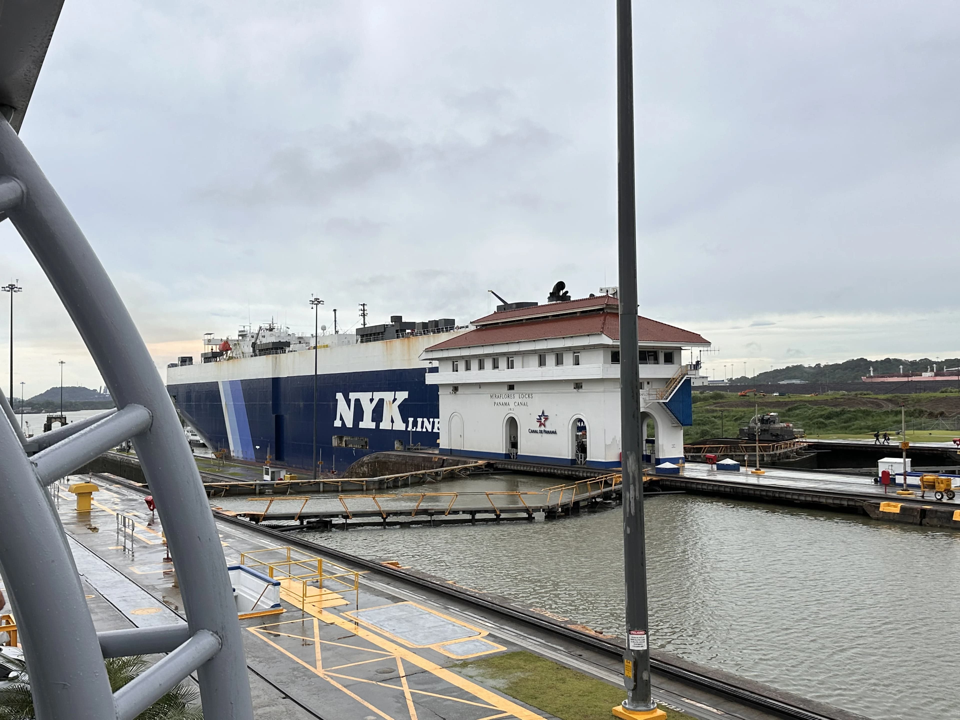 Buque portacontenedores NYK Line transitando las Esclusas de Miraflores, visto desde el mirador del Centro de Visitantes del Canal de Panamá