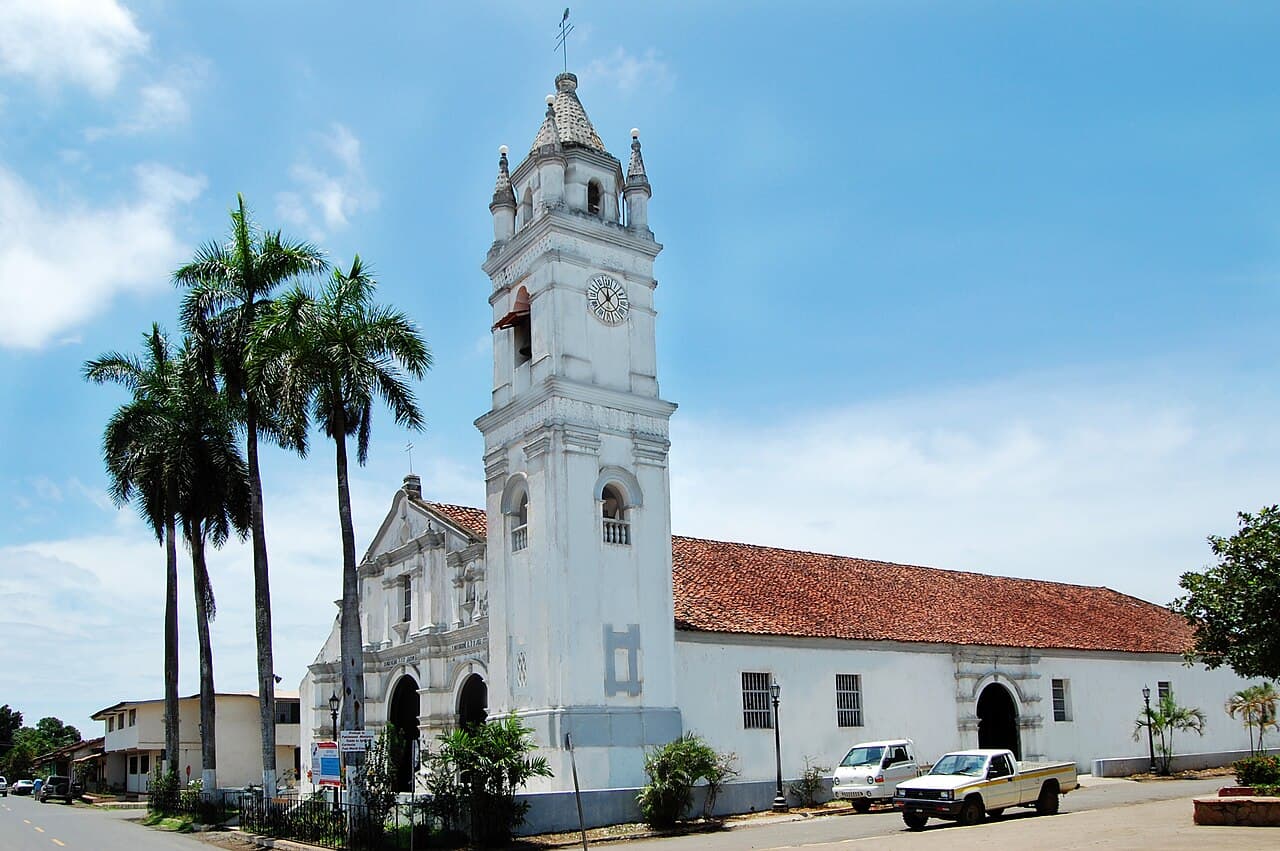 Fachada blanca de la iglesia de San Atanasio, en La Villa de Los Santos, Panamá